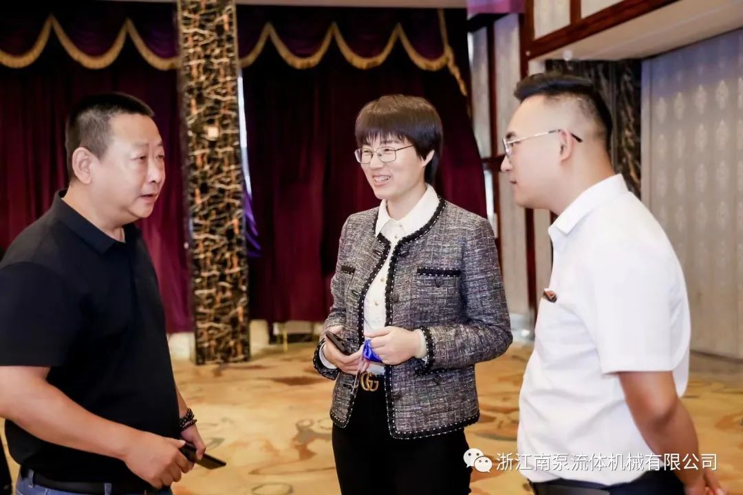 在會議中，專家及政府相關部門領導詳細解讀了石化行業環保技術政策。
